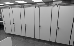 Сантехнические перегородки для ТРЦ из HPL 5 кабин
